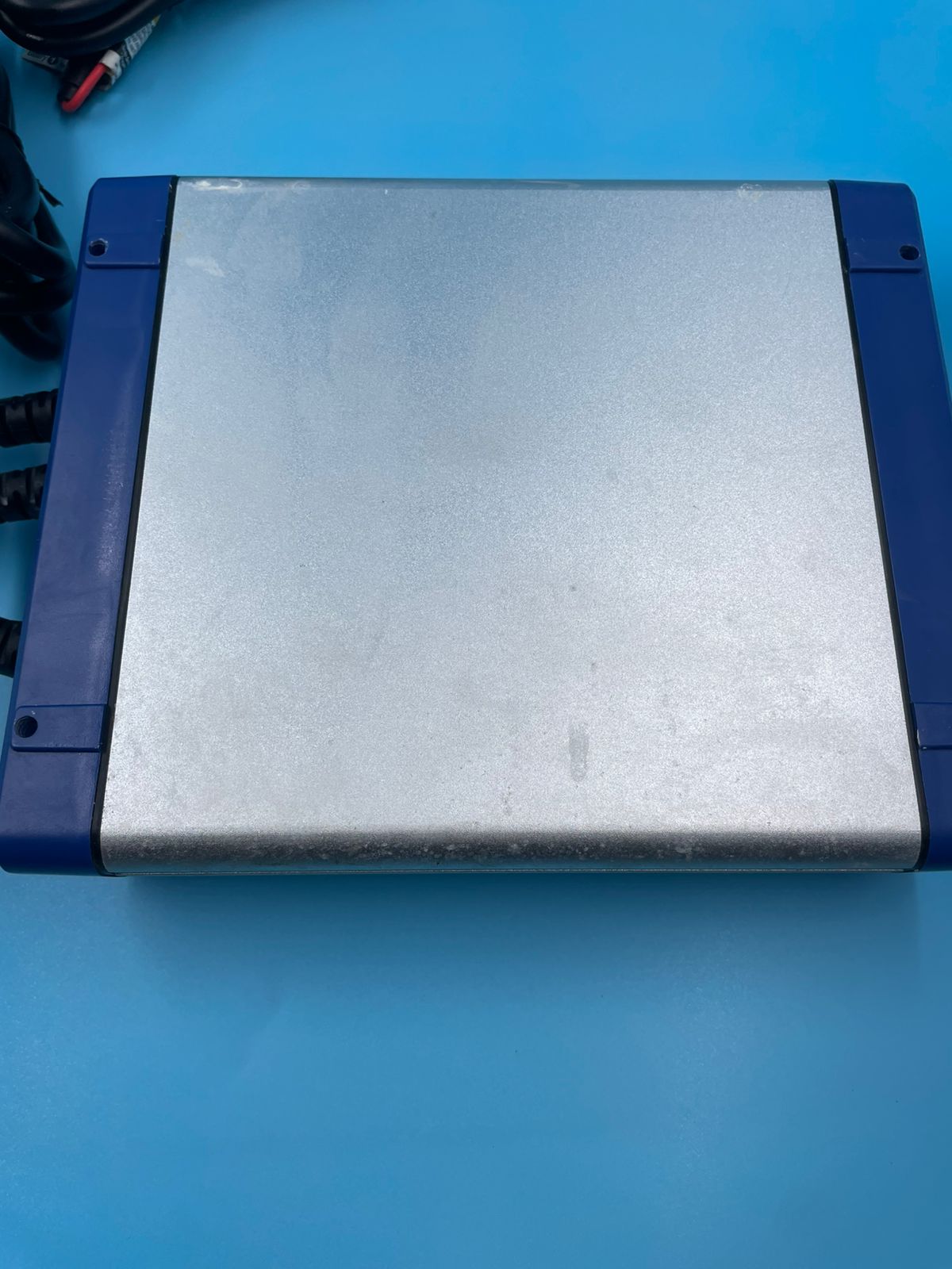 Guest 2711A - Cargador de baterías para navegacion.(usado)