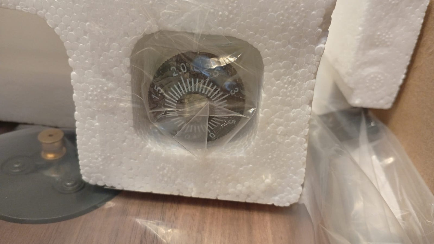 Reproductor de discos, transmisión por correa, 33-45 rpm.