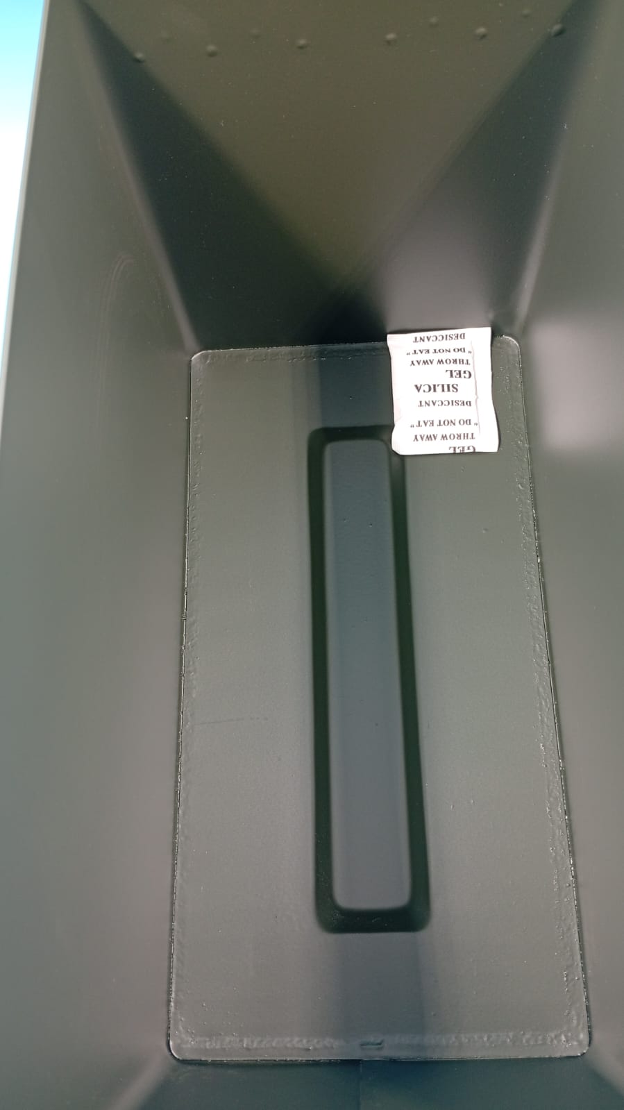 Contenedor con sistema de cierre frontal, acero de grado militar.