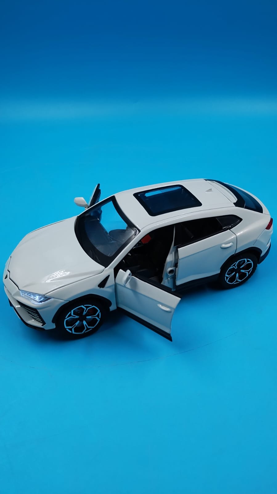 1:24 Lamborghini Urus Miniatura Rm De Metal Con Sonido.