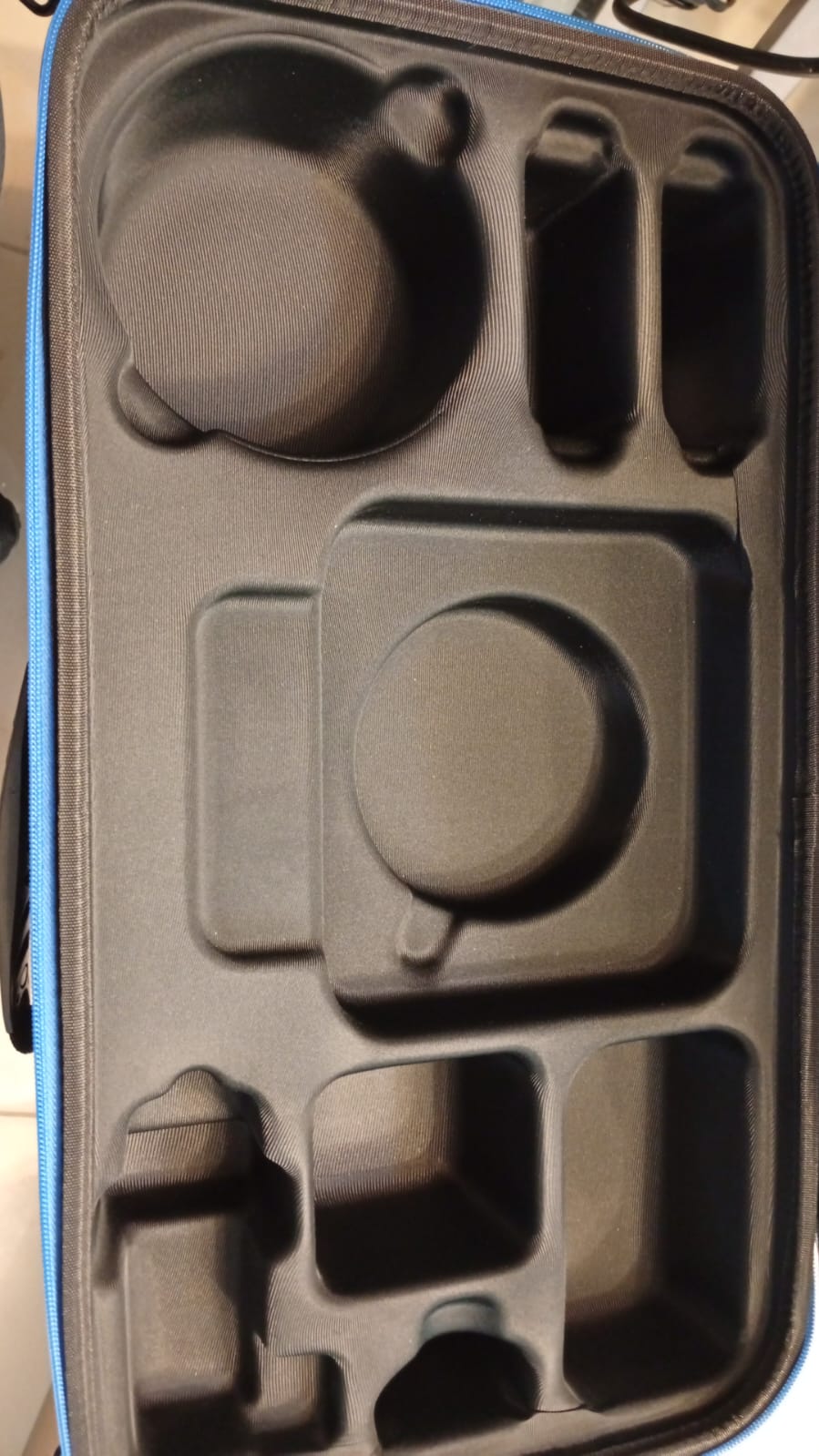 Bolsa de transporte Neewer para Q4, compartimentos dedicados.