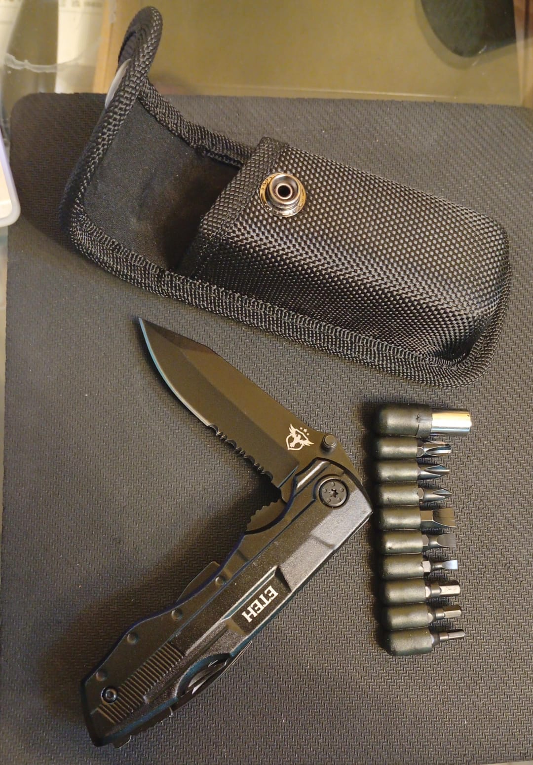 Cuchillo de bolsillo, multiherramienta, con destornilladores.(USADO)