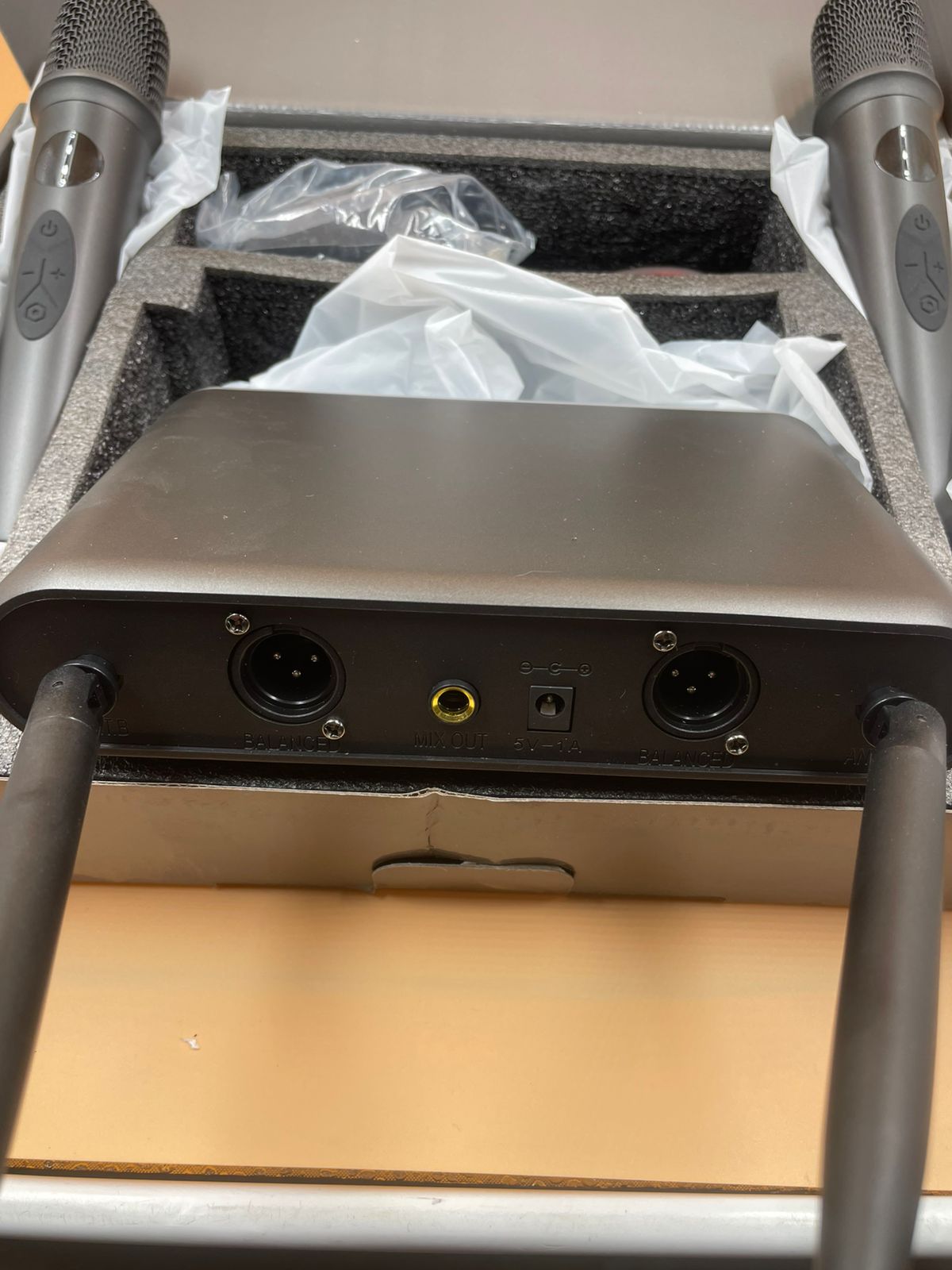 MICRÓFONOS INALÁMBRICOS PROFESIONALES HUNSON B8.