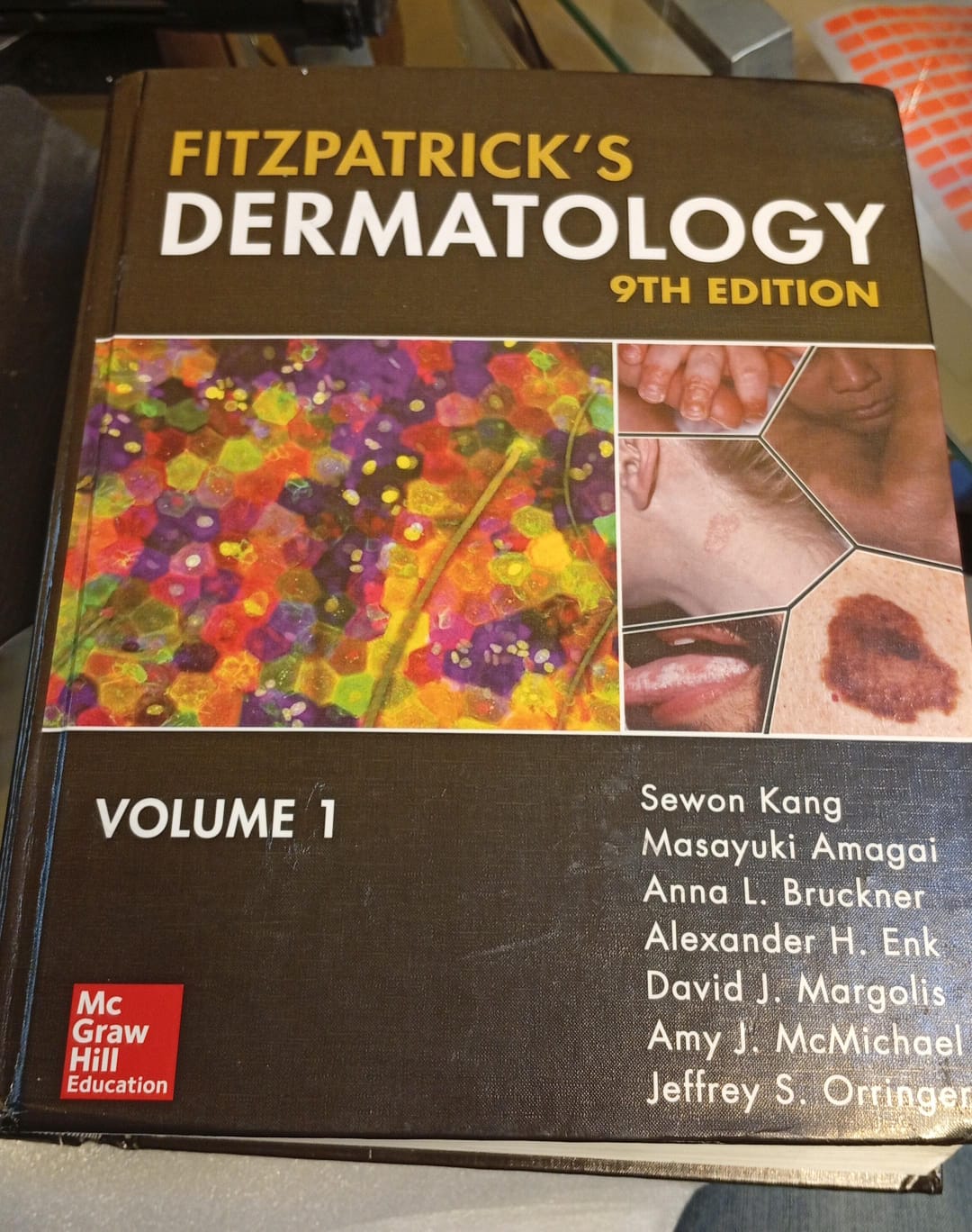 Libro Fitzpatrick's Dermatology, 9th Edicion, Volumen 1, editorial McGraw.