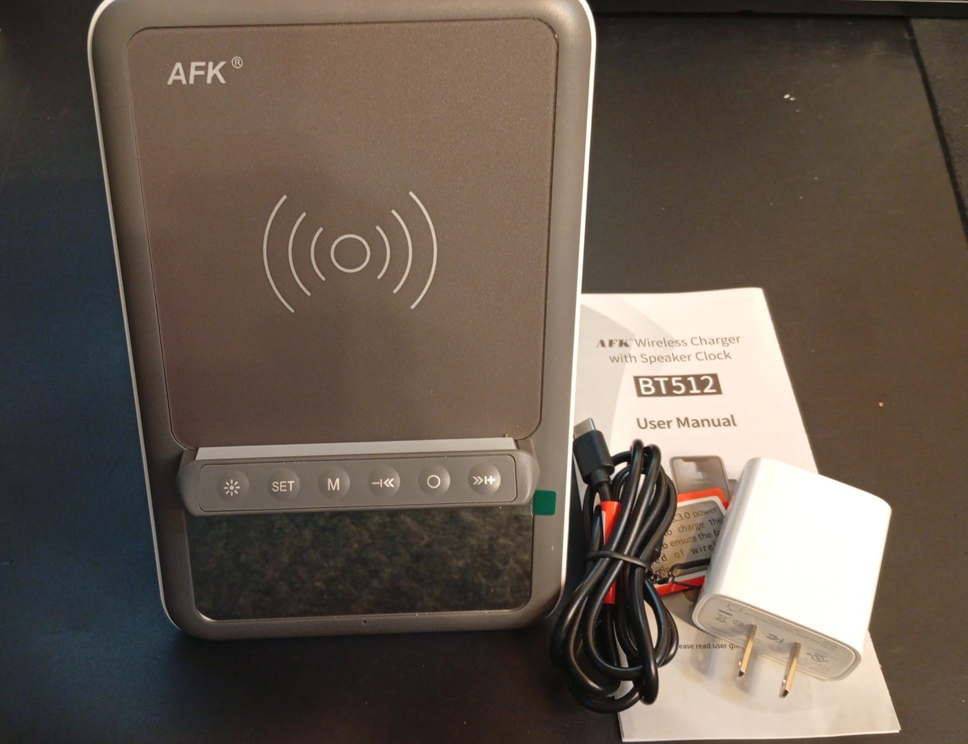 Estación, carga inalámbrica, altavoz Bluetooth, reloj despertador.