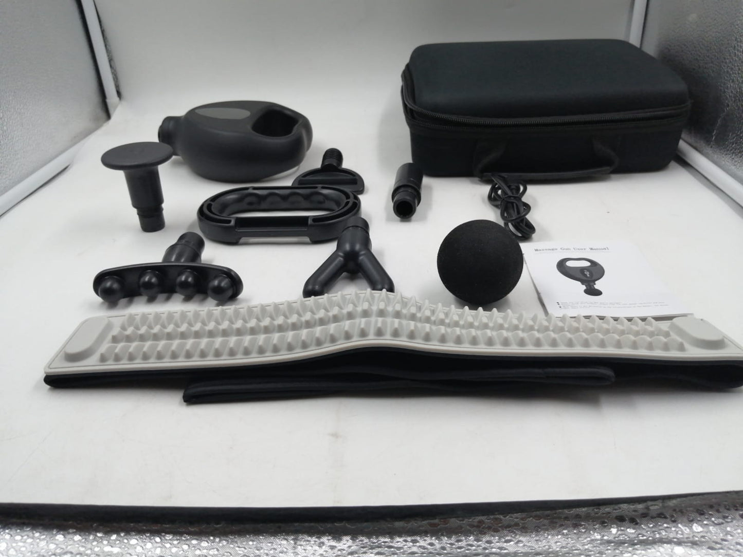 Pistola de masajes con 6 cabezales, 8 velocidades, recargable.(USADO)