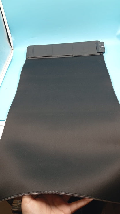 Mousepad con soporte plegable para teléfono y cargador inalámbrico.