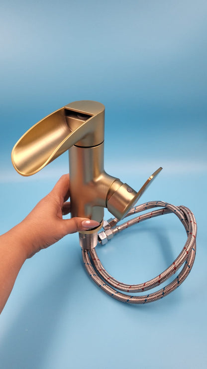 Grifo para baño  Waterfall de una manija y un solo orificio, de arco bajo