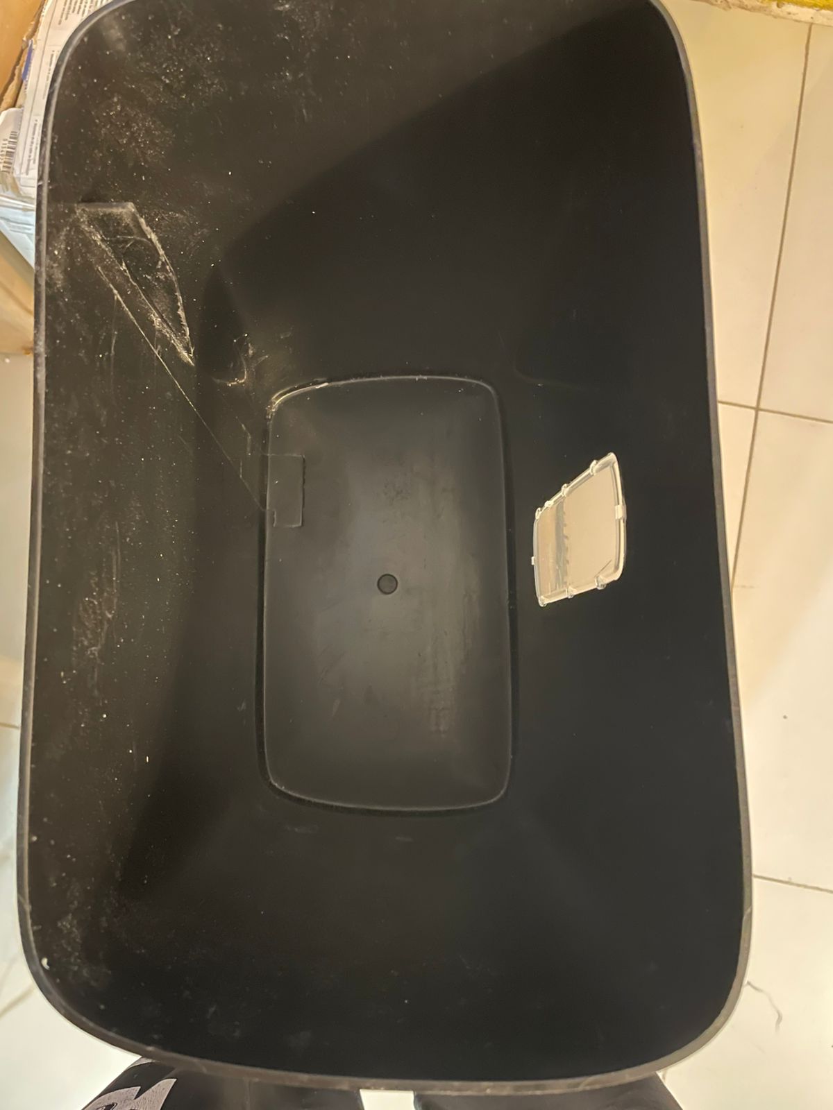 Amazon Basics Trituradora de corte transversal de 12 hojas para papel.(usada)