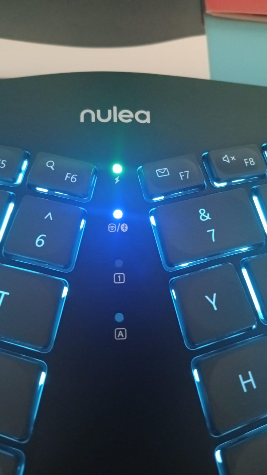 Nulea Teclado ergonómico inalámbrico, USB-C, retroiluminado.
