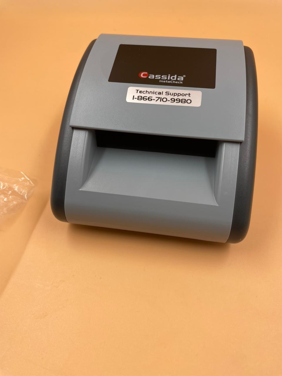 Detector automático de billetes falsos Cassida de tamaño compacto.