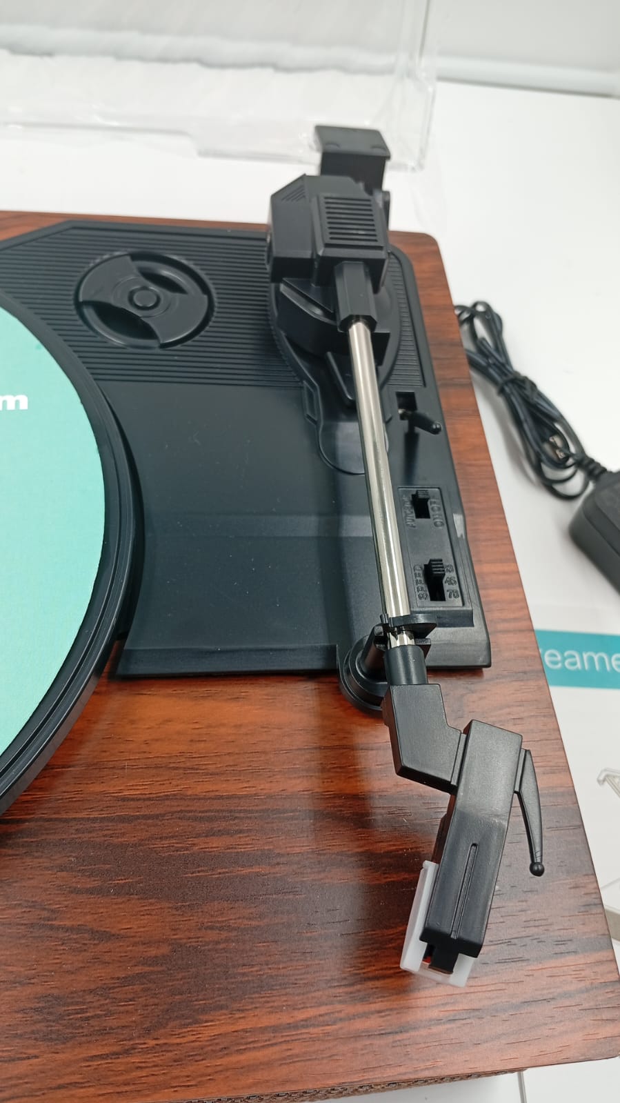 Tocadiscos de vinilo con altavoces integrados, 3 vel. Salida RCA.