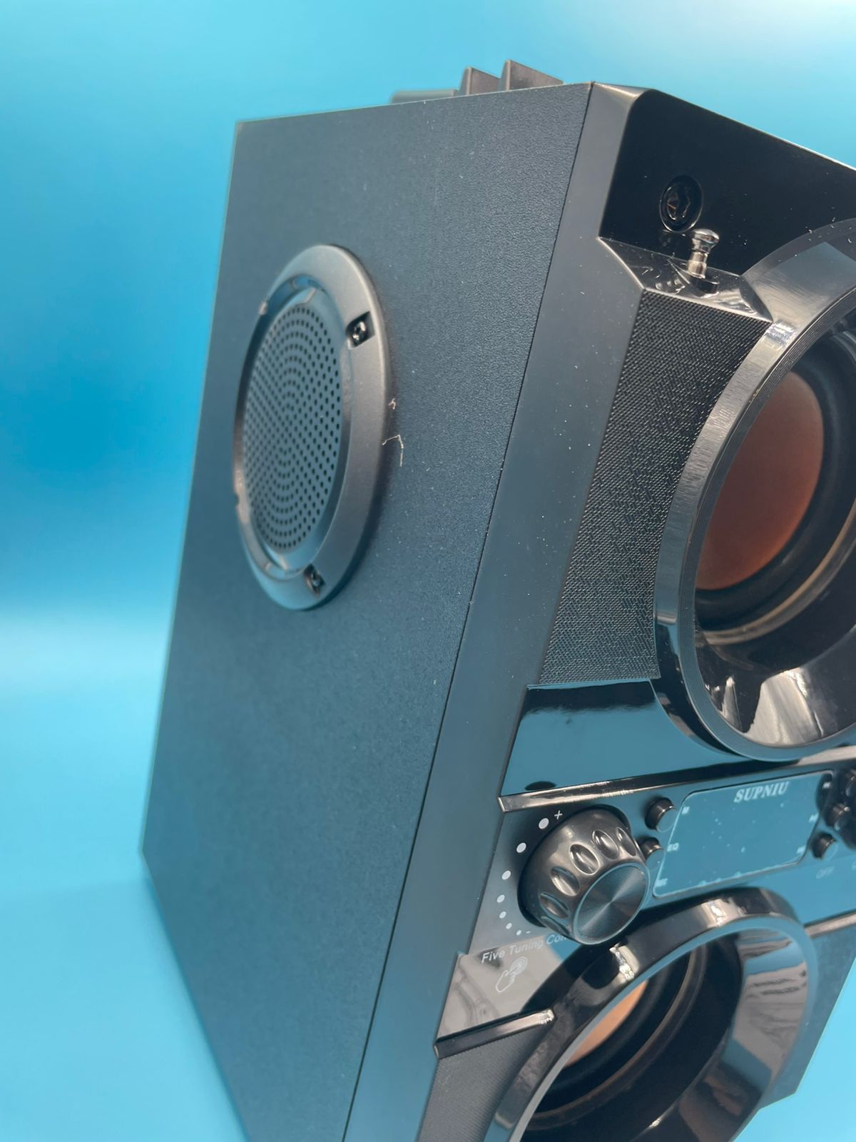 Altavoz Bluetooth portátil de 60 W (pico de 80 W) con doble subwoofer.