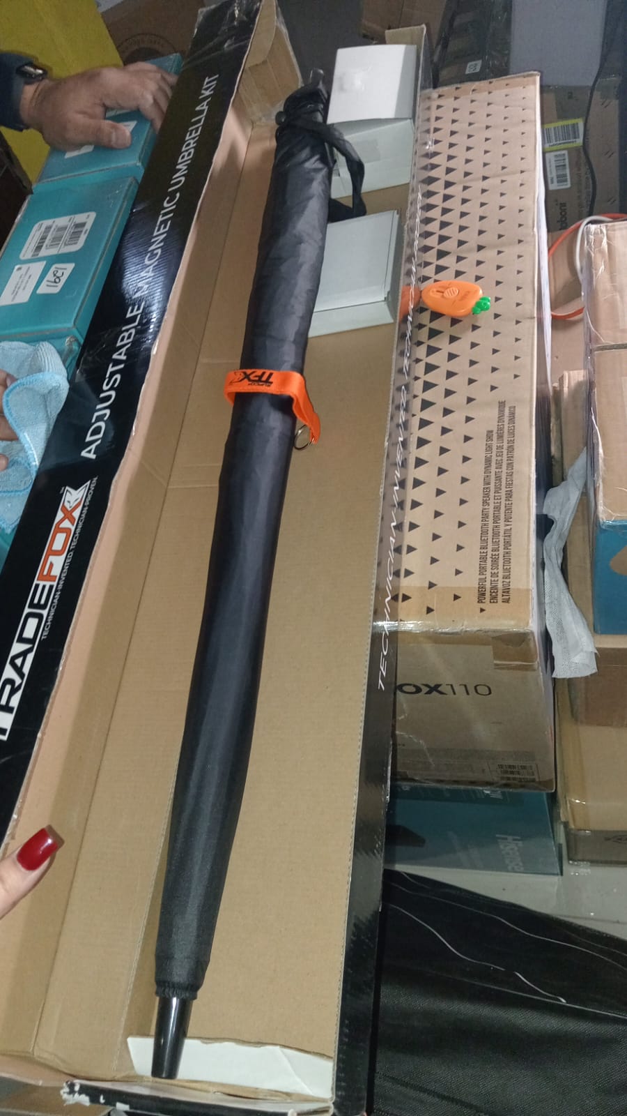 Supco, Paraguas TradeFox de 60", kit de base magnética, Negro.