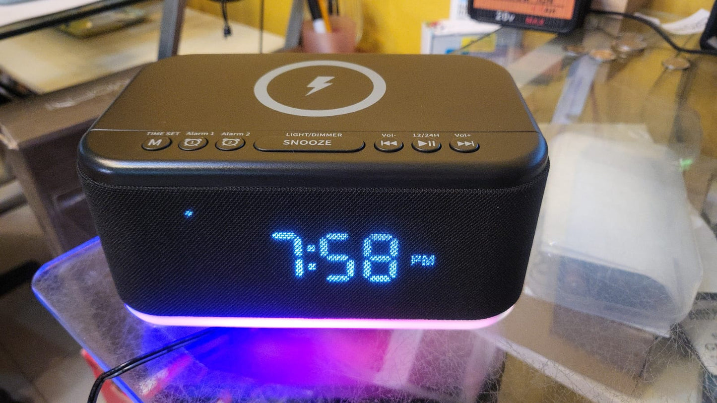 Reloj despertador con altavoz cargador inalámbrico, despertador digital,