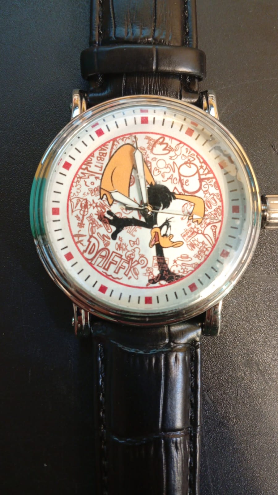 Reloj para adultos, correa de cuero, Looney Tunes, Pato Lucas.