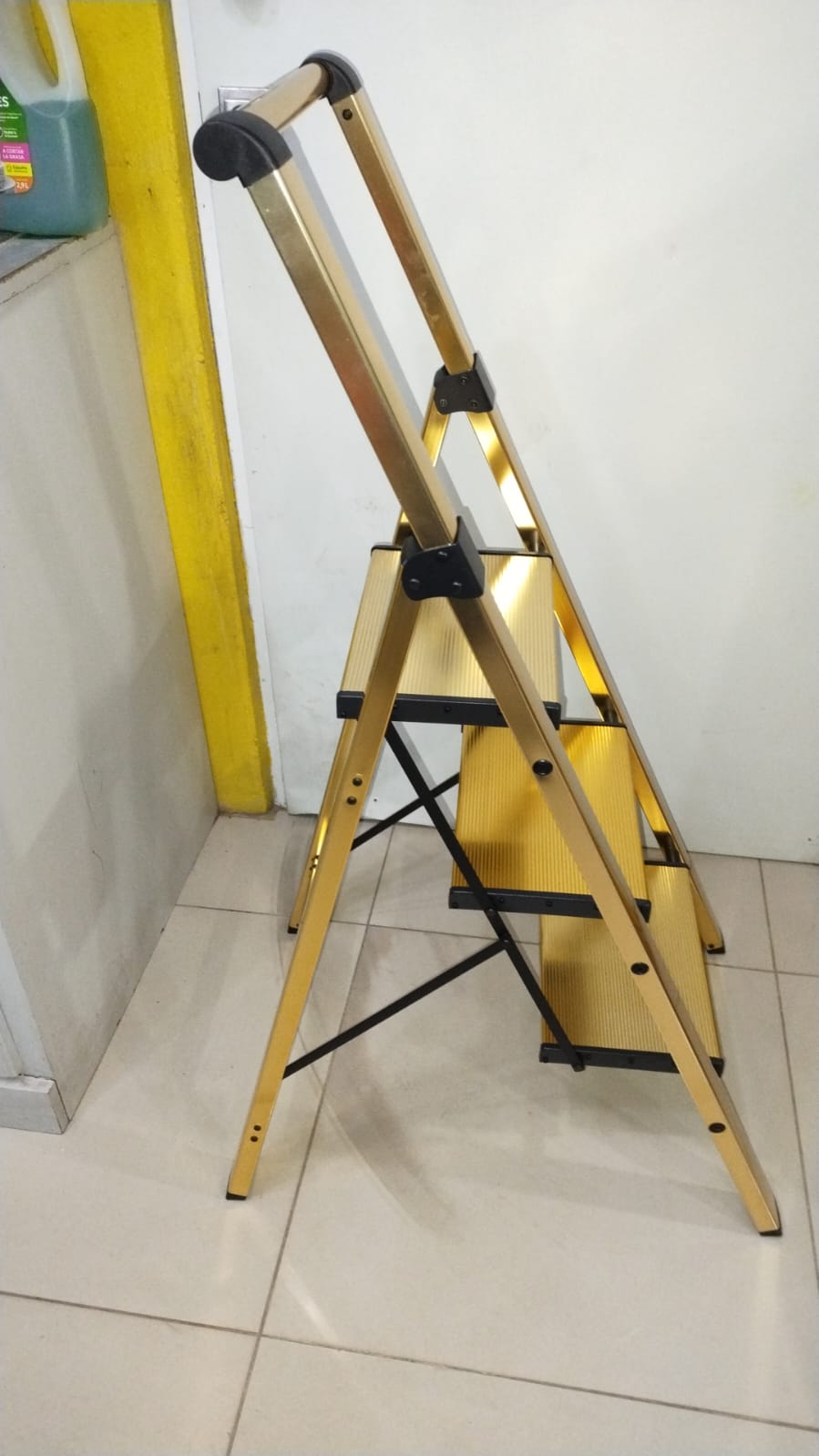 Escalera, aluminio de 3 escalones, plegable con asa, antideslizante.