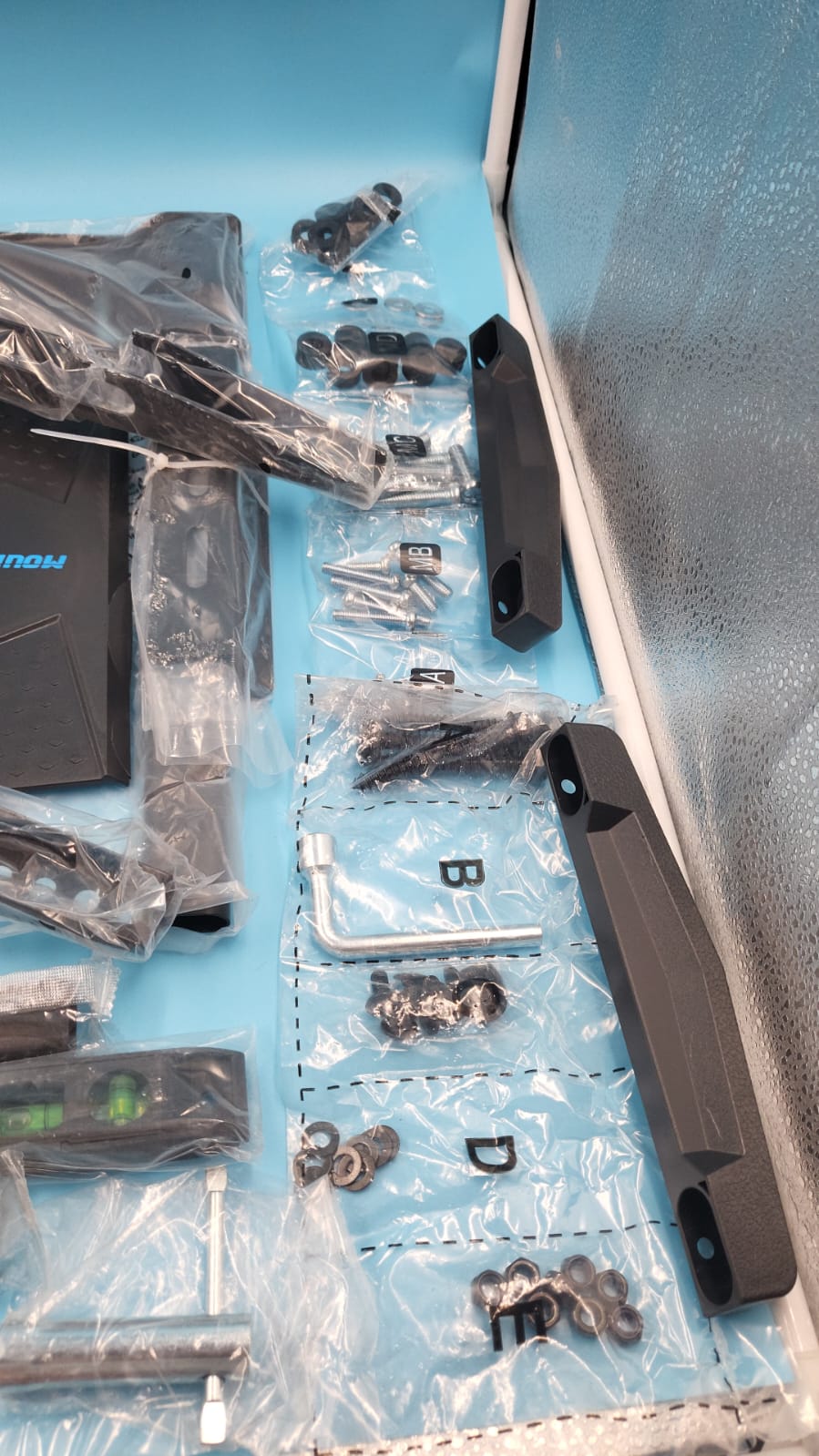 Soporte de pared para la mayoría de televisores de 42 a 82", MOUNTUP MU0028-24K