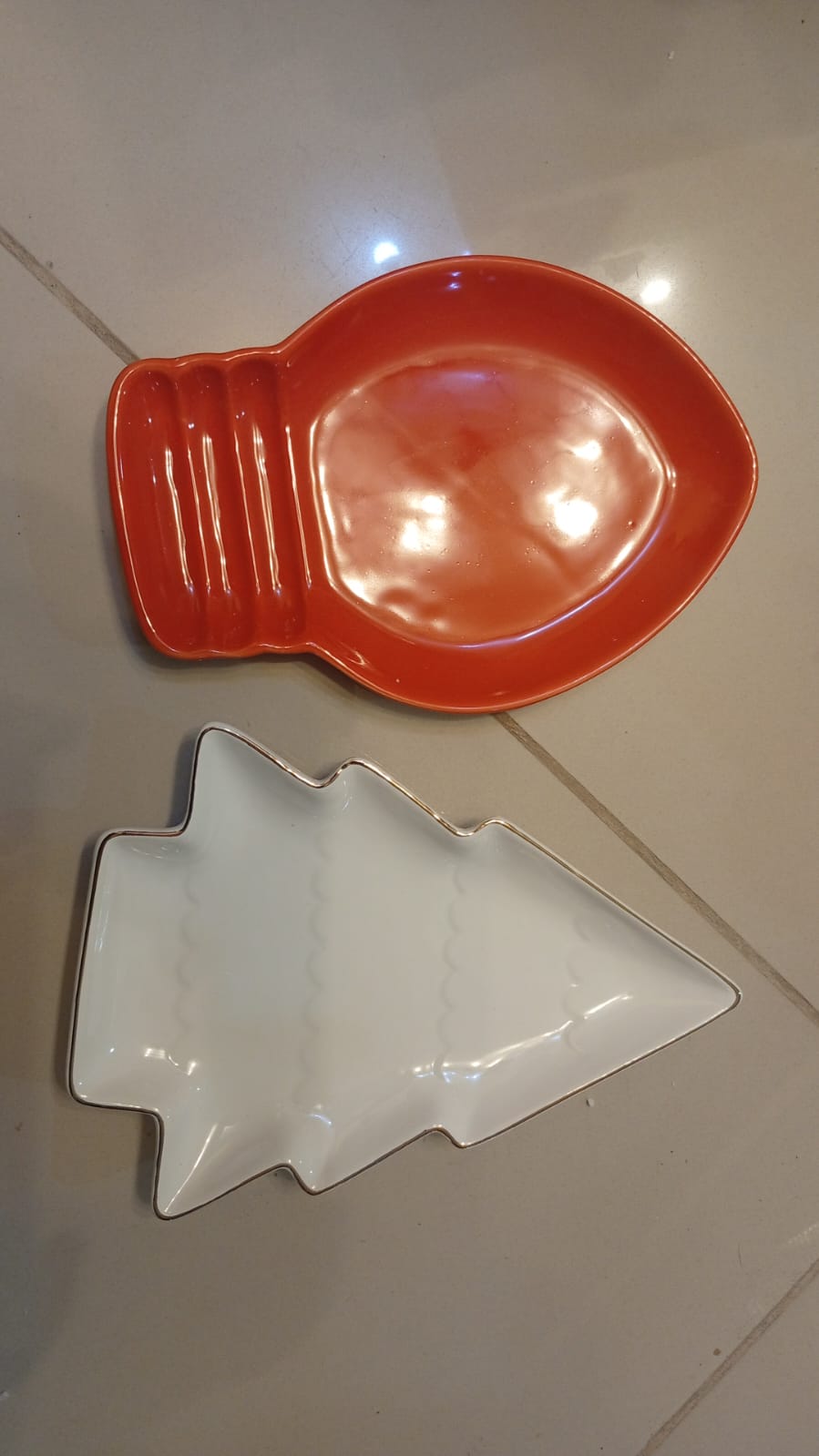 Set de platos de ceramina, Navideños, forma de pino y luz.(2)
