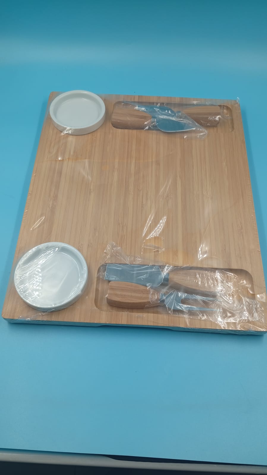 Tabla para quesos y charcutería, Abell, con 4 cuchillos y 2 cuencos.