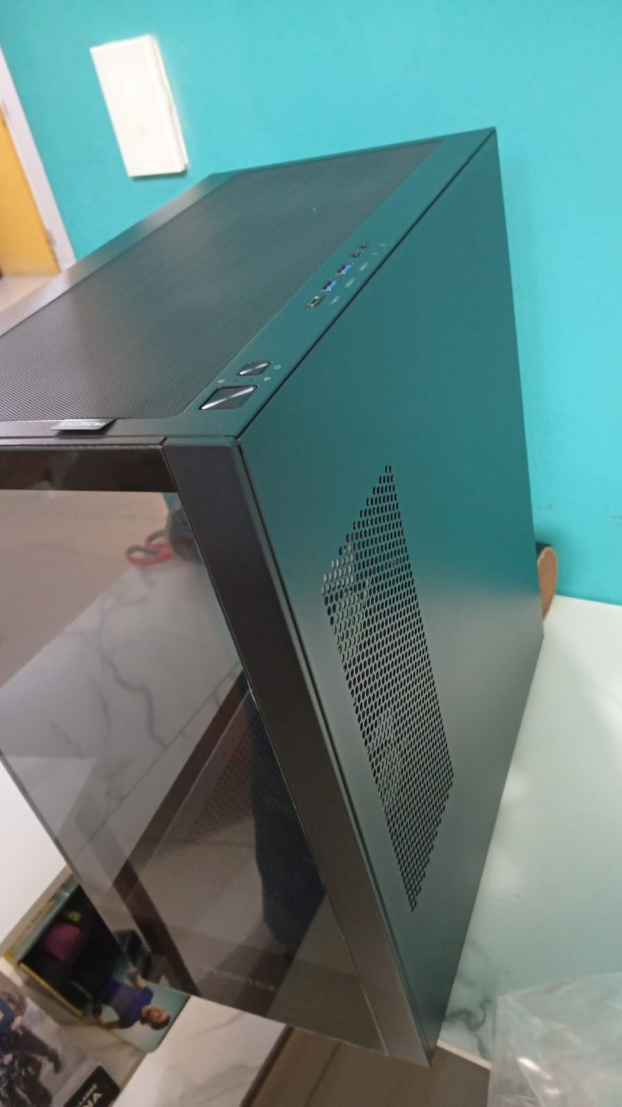 Carcasa p/PC, ventiladores preinstalados, tipo C, torre media, vidrio templado.