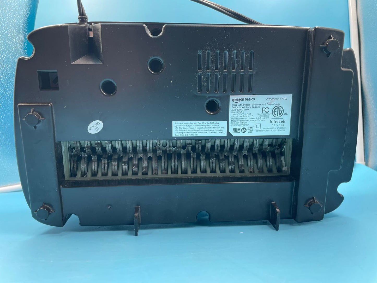 Amazon Basics Trituradora de corte transversal de 12 hojas para papel.(usada)