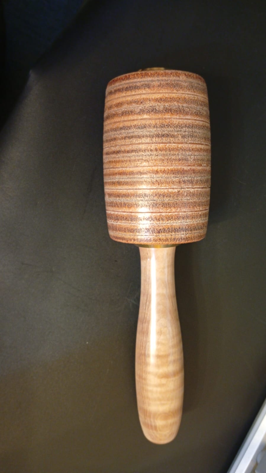 Mazo de montaje, cuero vacuno 100% genuino, mango abeto azul.