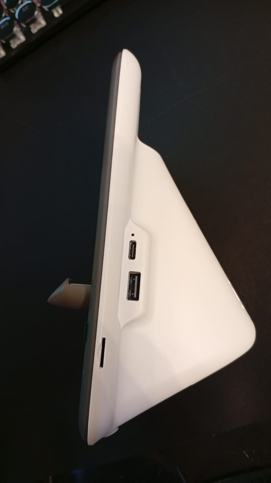 Estación, carga inalámbrica, altavoz Bluetooth, reloj despertador.