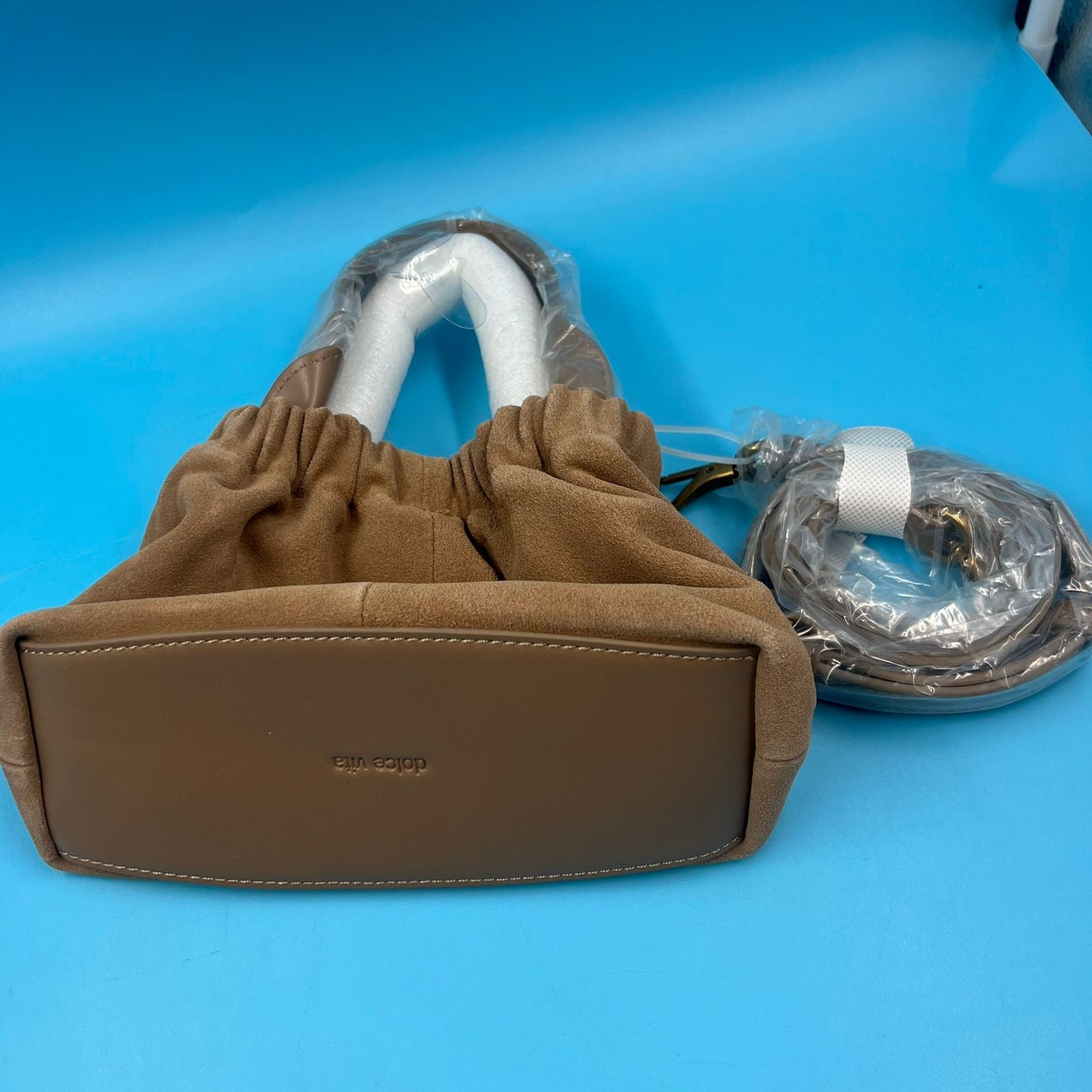 Minibolso Dolce Vita Ariana Gamuza Taupe color topo