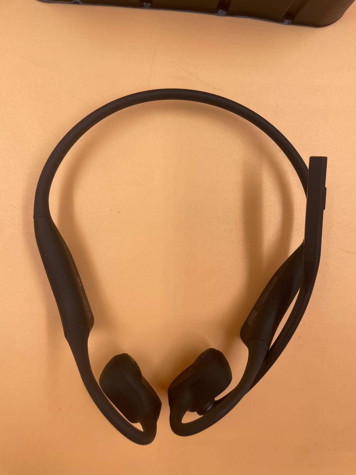 LEVN - Auriculares de oído abierto con micrófono.(USADOS)