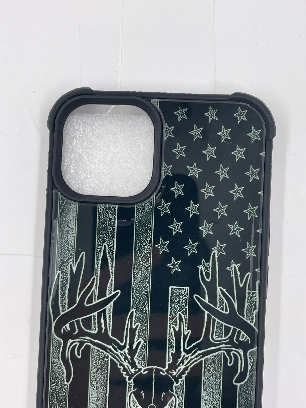 Funda compatible con iPhone 14/13, diseño con patrón de parachoques trasero.