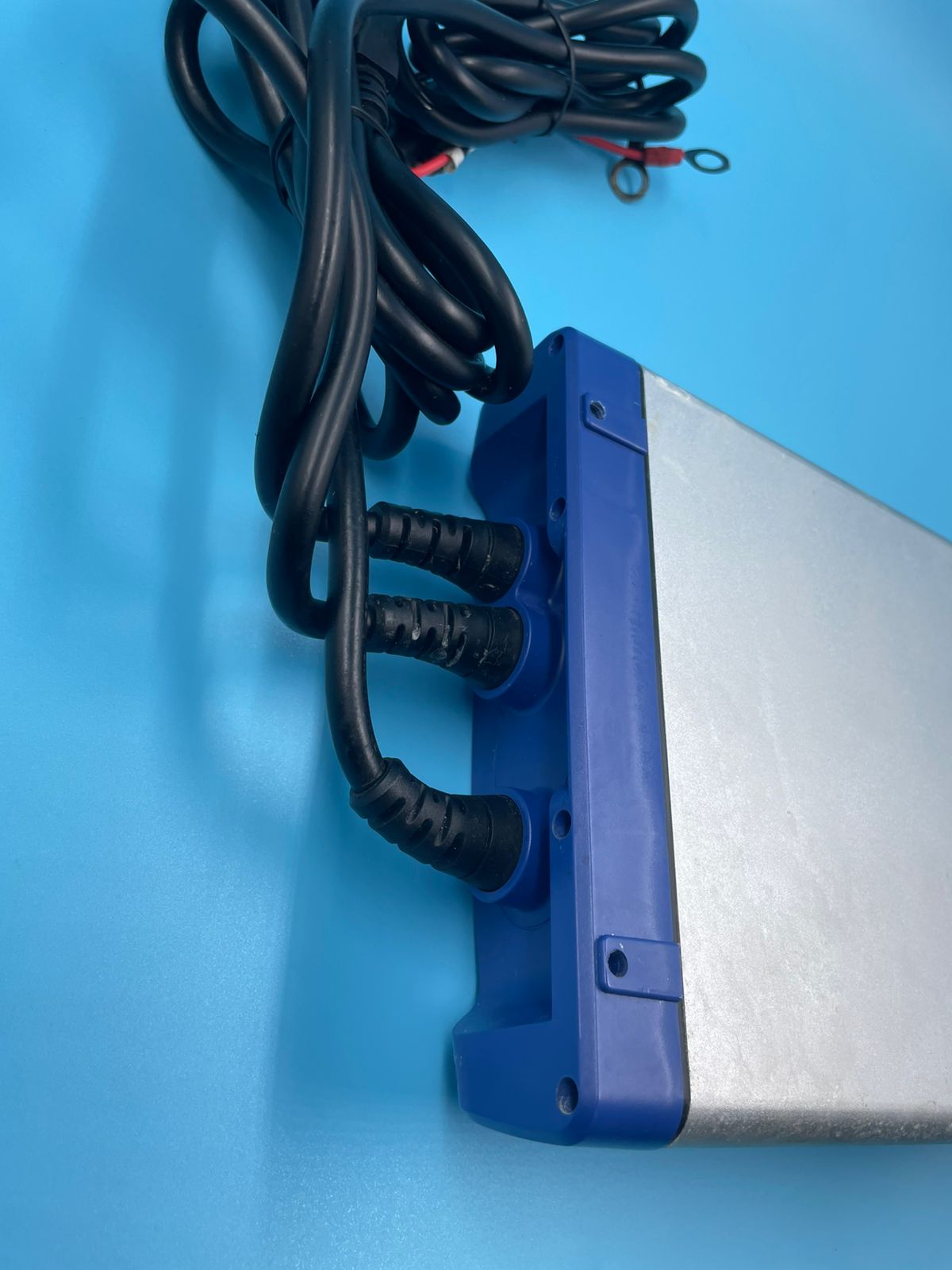 Guest 2711A - Cargador de baterías para navegacion.(usado)