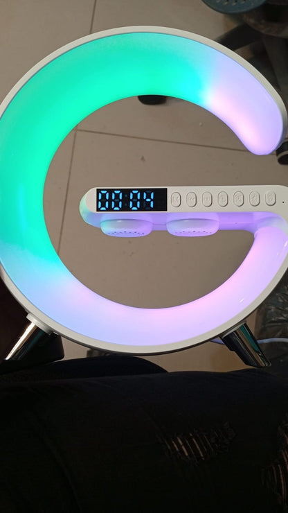 Lámpara de mesa, luz LED RGB, con cargador inalámbrico MagSafe.