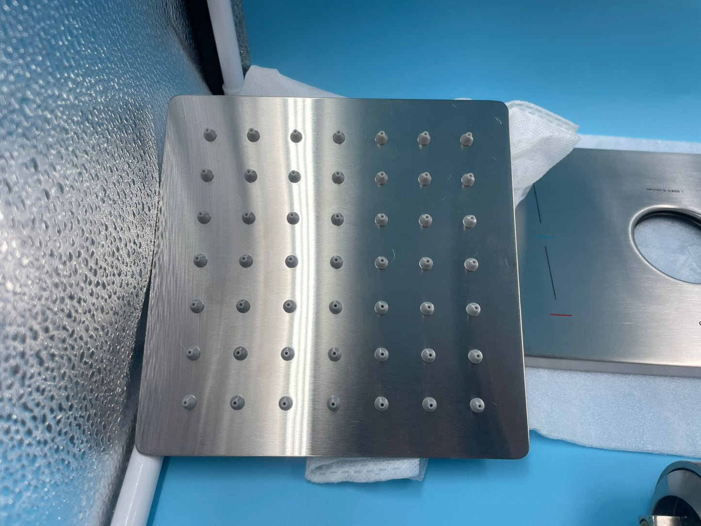 Grifo de ducha cuadrado con cabezal de ducha de lluvia inoxidable.