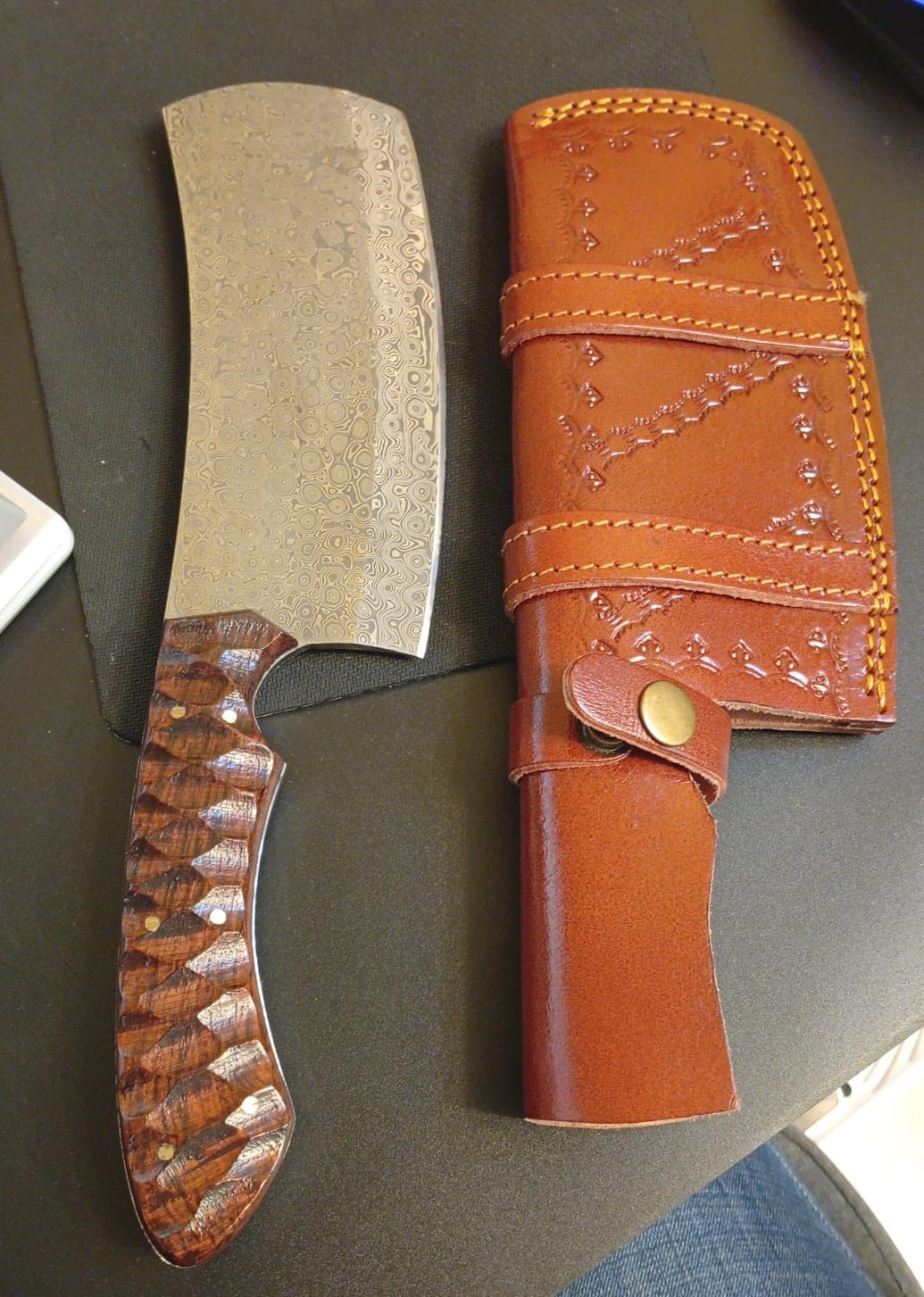 Cuchillo de carnicero, Damasco, hecho a mano, con funda.