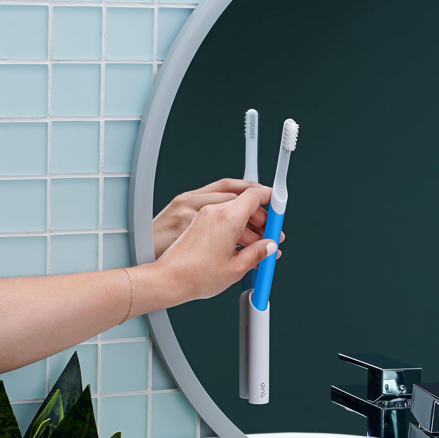 Cepillo de dientes eléctrico Quip con funda de viaje Color azul