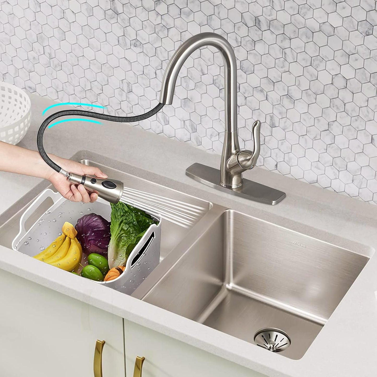 Grifo de cocina moderno con rociador extraíble de una sola manija.