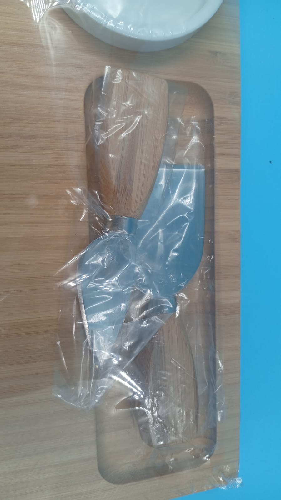 Tabla para quesos y charcutería, Abell, con 4 cuchillos y 2 cuencos.