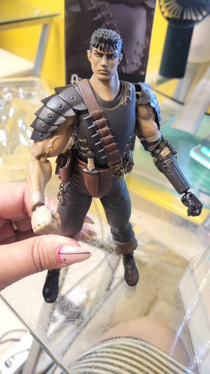 Figura Berserk Guts Black Swordsman Figma 359 Articulada Con Caja abierta
