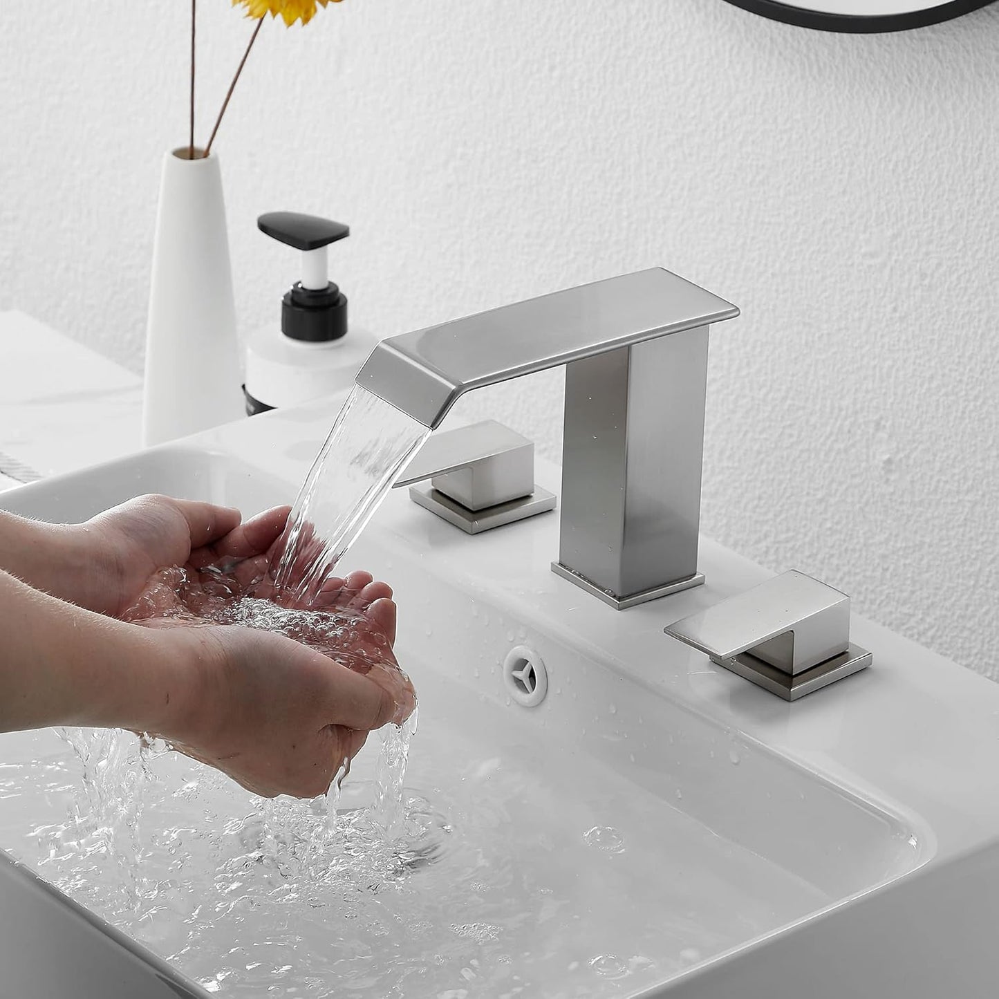 Llave de baño de níquel cepillado generalizado de 3 agujeros, 2 asas.