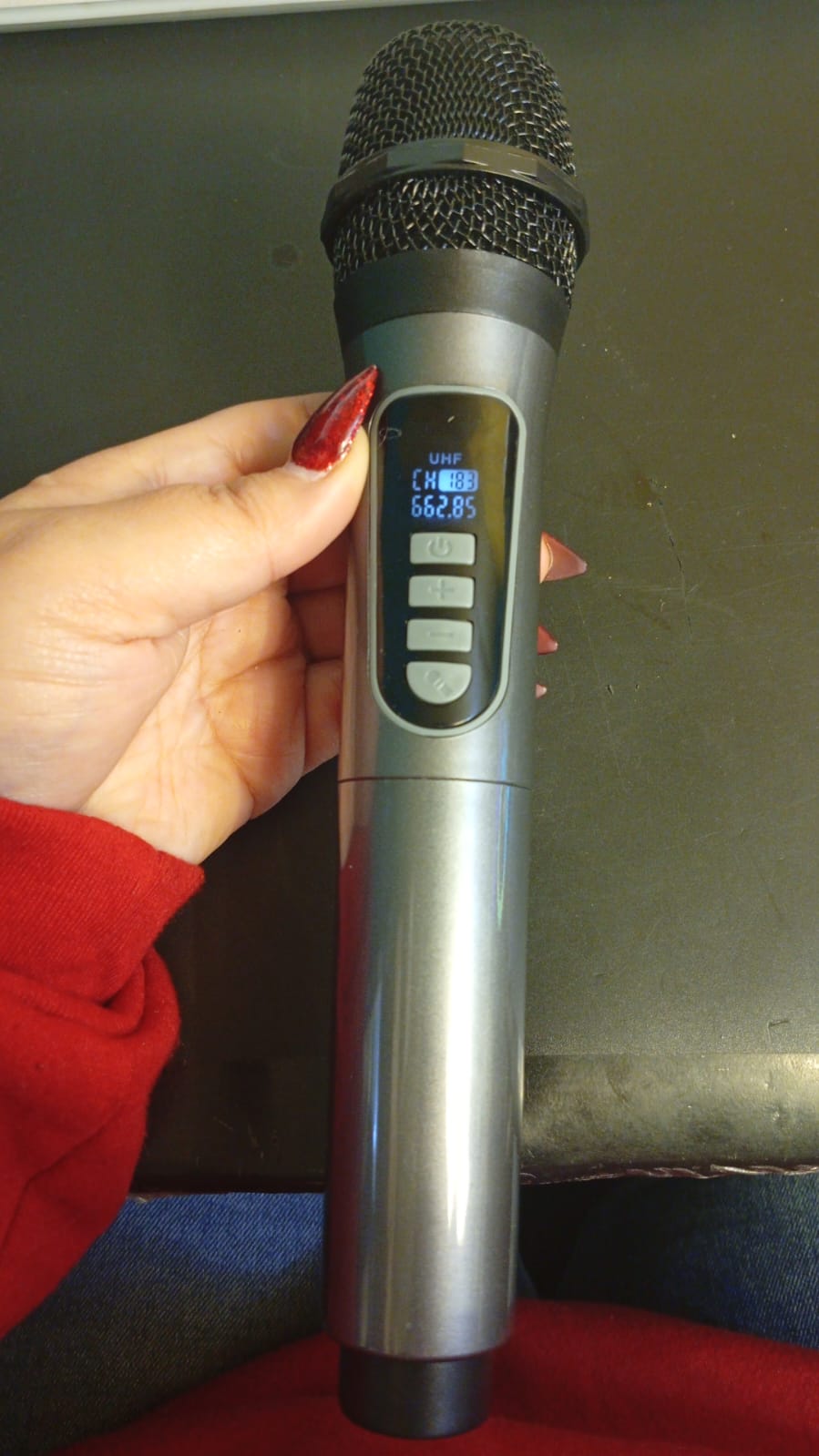 Máquina de karaoke, 2 micrófonos inalámbricos, entrada AUX.