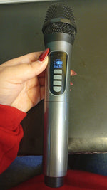 Máquina de karaoke, 2 micrófonos inalámbricos, entrada AUX.
