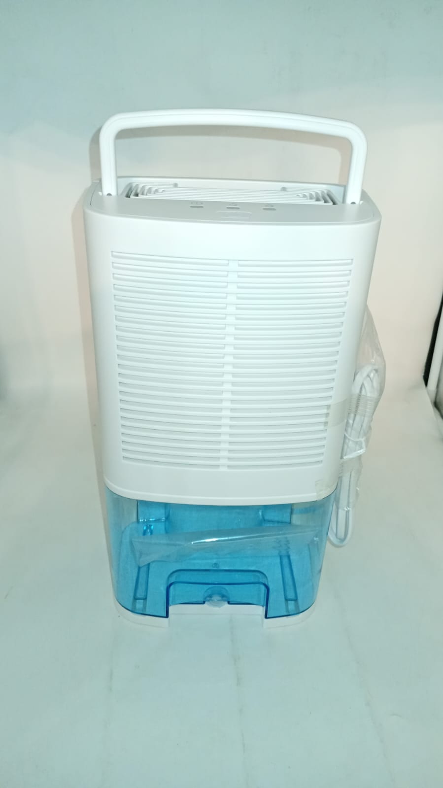 Deshumidificador de 68 onzas, HOUSEHOLD, con manguera de drenaje.