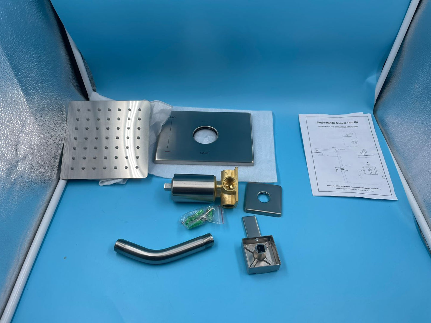 Grifo de ducha cuadrado con cabezal de ducha de lluvia inoxidable.