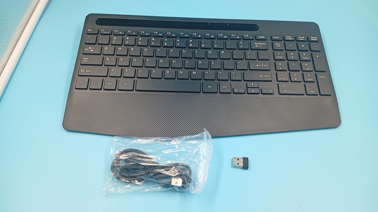 Teclado inalámbrico con reposamuñecas, ranura para teléfono o tablet.
