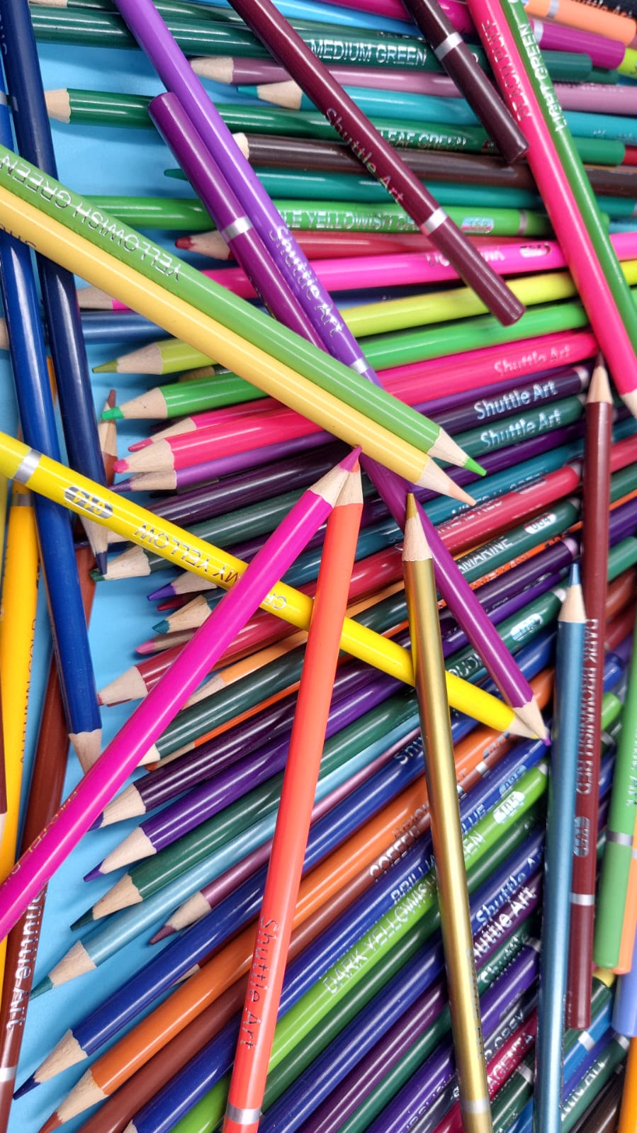 Lápices de colores profesionales para dibujar. caja abierta