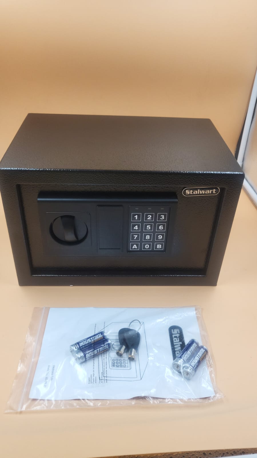 Caja fuerte electrónica de acero con teclado y 2 llaves de anulación. Stalwart 65-EN-20