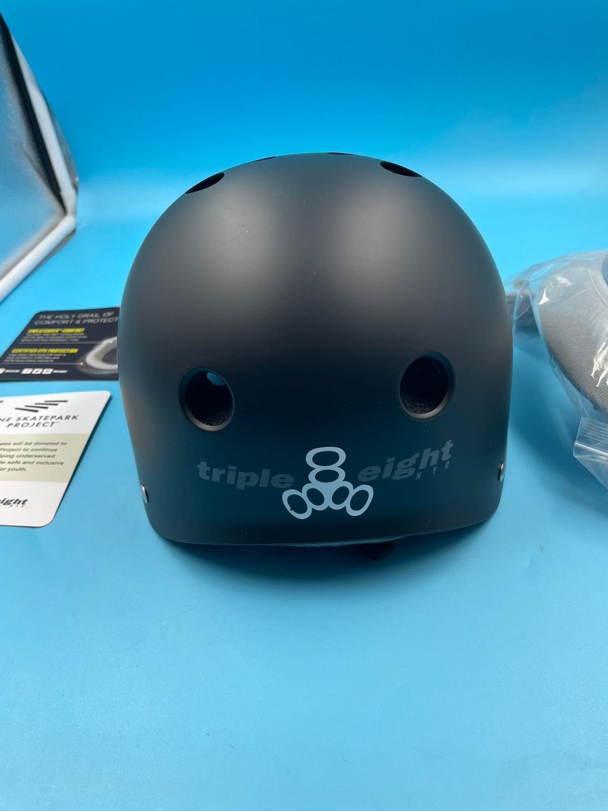 Casco Triple 8 rainbow ,color negro unisex.