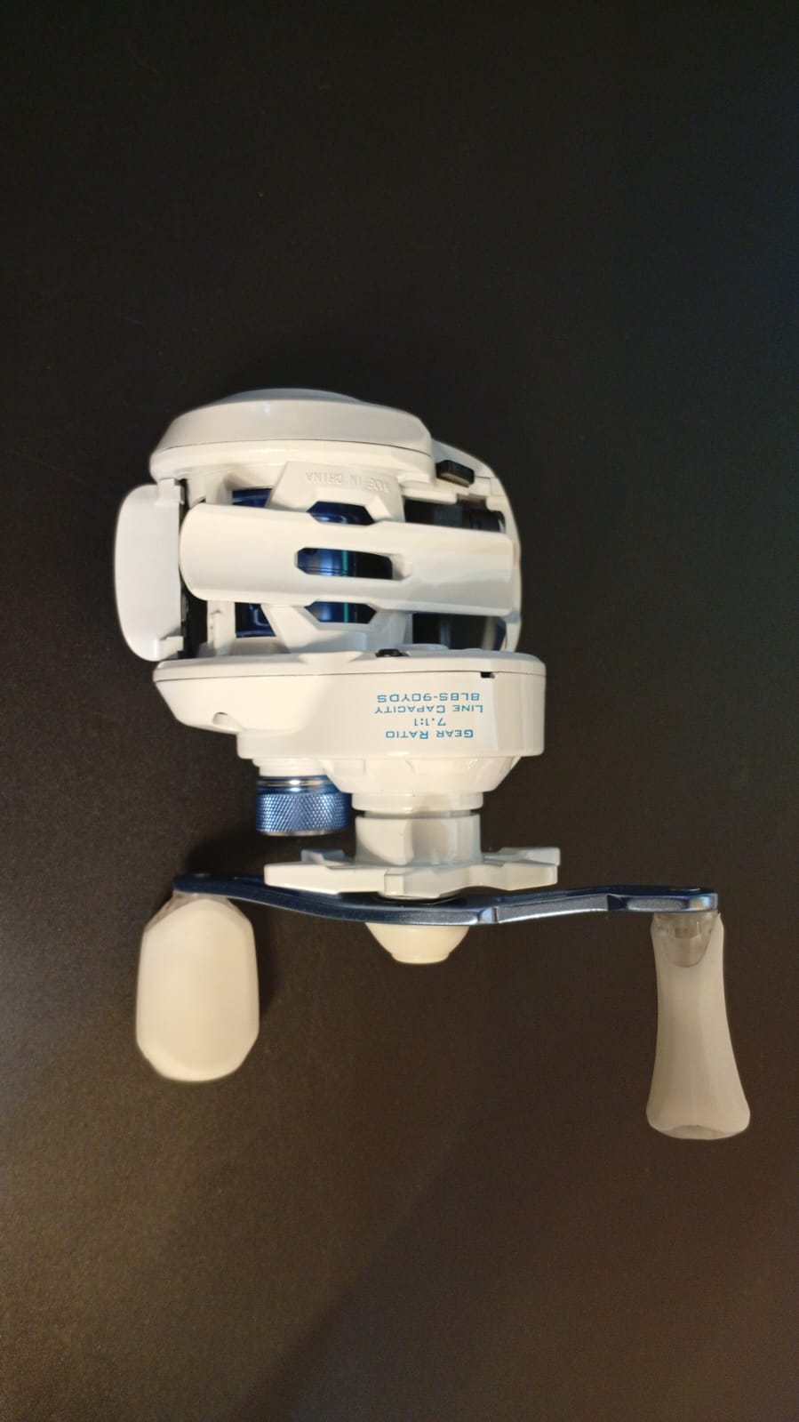 Carrete de pesca para zurdos, KastKing Centron Lite, blanco.