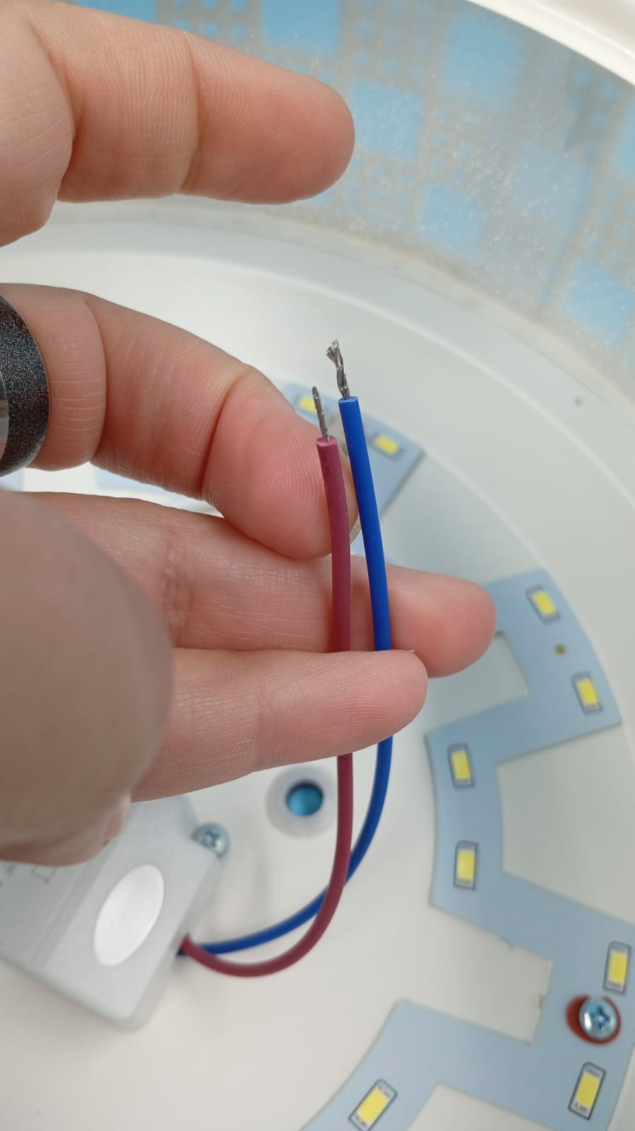 Lámpara de Techo LED, cuerpo metalico, labrado y ligero.